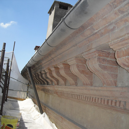 Palazzo Boldrin – Lendinara – pulitura meccanica e chimica di cornicione in cotto 2