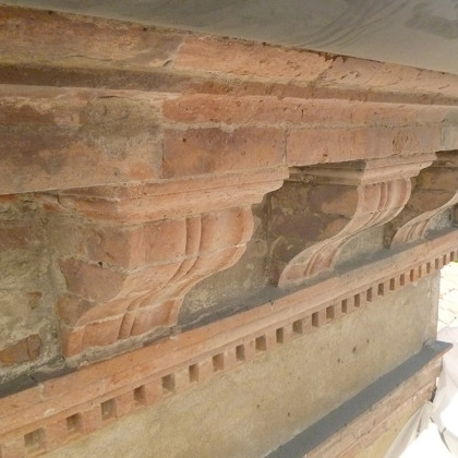 Palazzo Boldrin – Lendinara – pulitura meccanica e chimica di cornicione in cotto